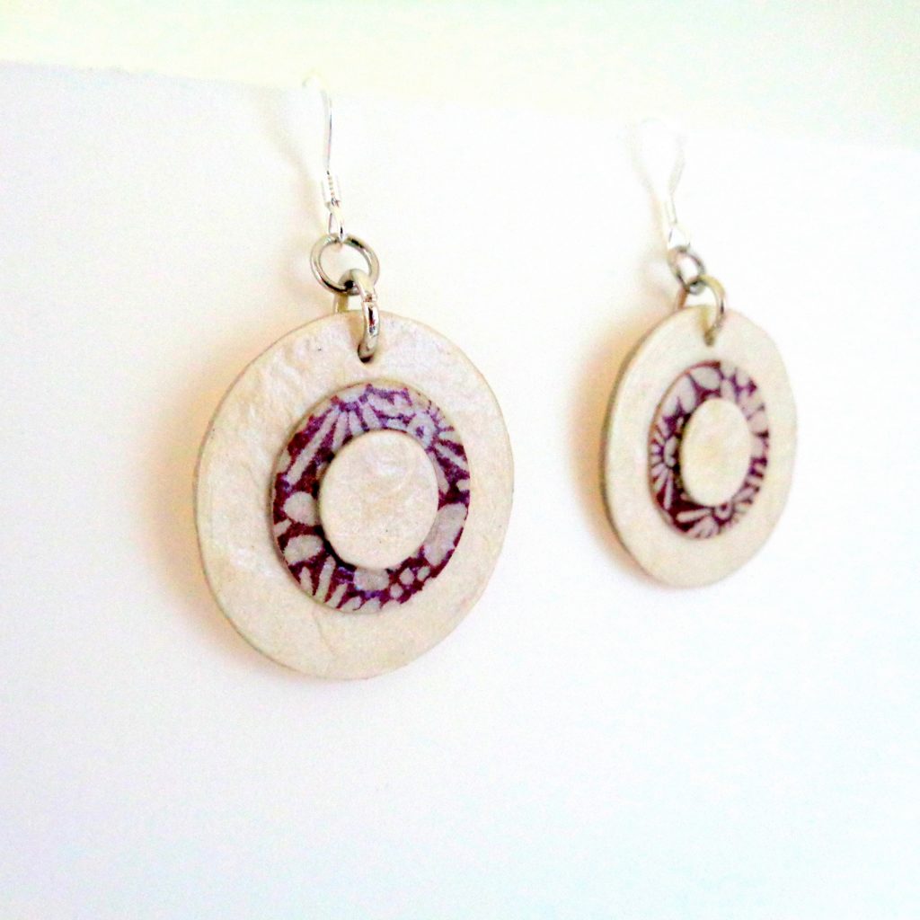 Boucles d'oreille en carton - Petites rondes X3 - Blanc/Fleurs bordeaux - Argent 925