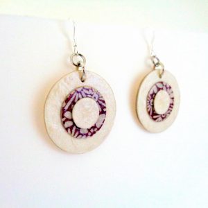 Boucles d'oreille en carton - Petites rondes X3 - Blanc/Fleurs bordeaux - Argent 925 – Image 4