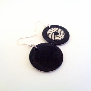 Boucles d'oreille en carton - Petites Rondes X2 - Noir/Blanc Nœuds - Argent 925 – Image 3