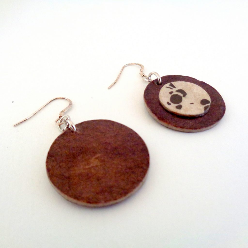 Boucles d'oreille en carton - Petites Rondes X2 - Marron/Blanc feuilles - Argent 925