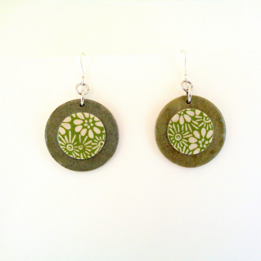 Boucles d'oreille en carton - Petites Rondes X2 - Vert olive/Fleurs vertes- Argent 925