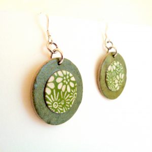 Boucles d'oreille en carton - Petites Rondes X2 - Vert olive/Fleurs vertes- Argent 925 – Image 2