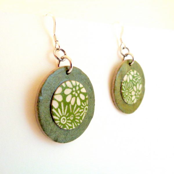 Boucles d'oreille en carton - Petites Rondes X2 - Vert olive/Fleurs vertes- Argent 925