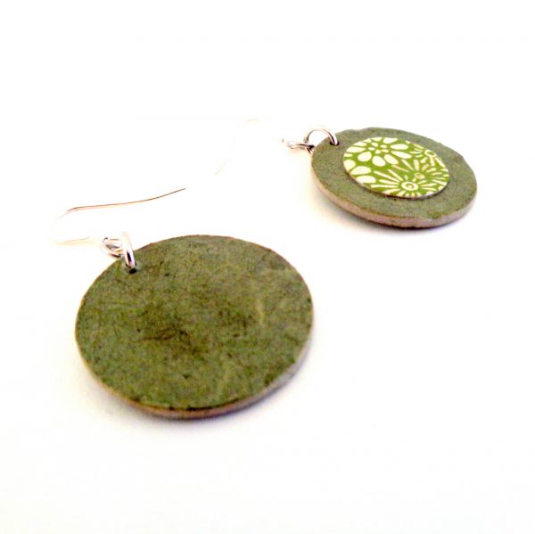 Boucles d'oreille en carton - Petites Rondes X2 - Vert olive/Fleurs vertes- Argent 925