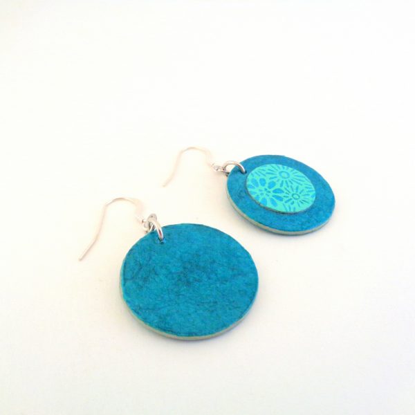 Boucles d'oreille en carton - Petites Rondes X2 - Bleu cyan/Fleurs bleues - Argent 925