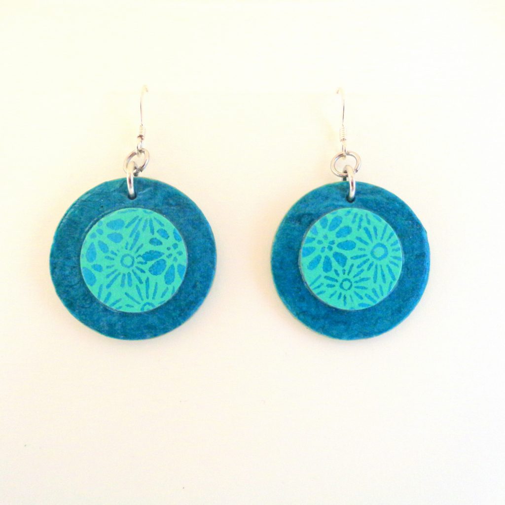 Boucles d'oreille en carton - Petites Rondes X2 - Bleu cyan/Fleurs bleues - Argent 925