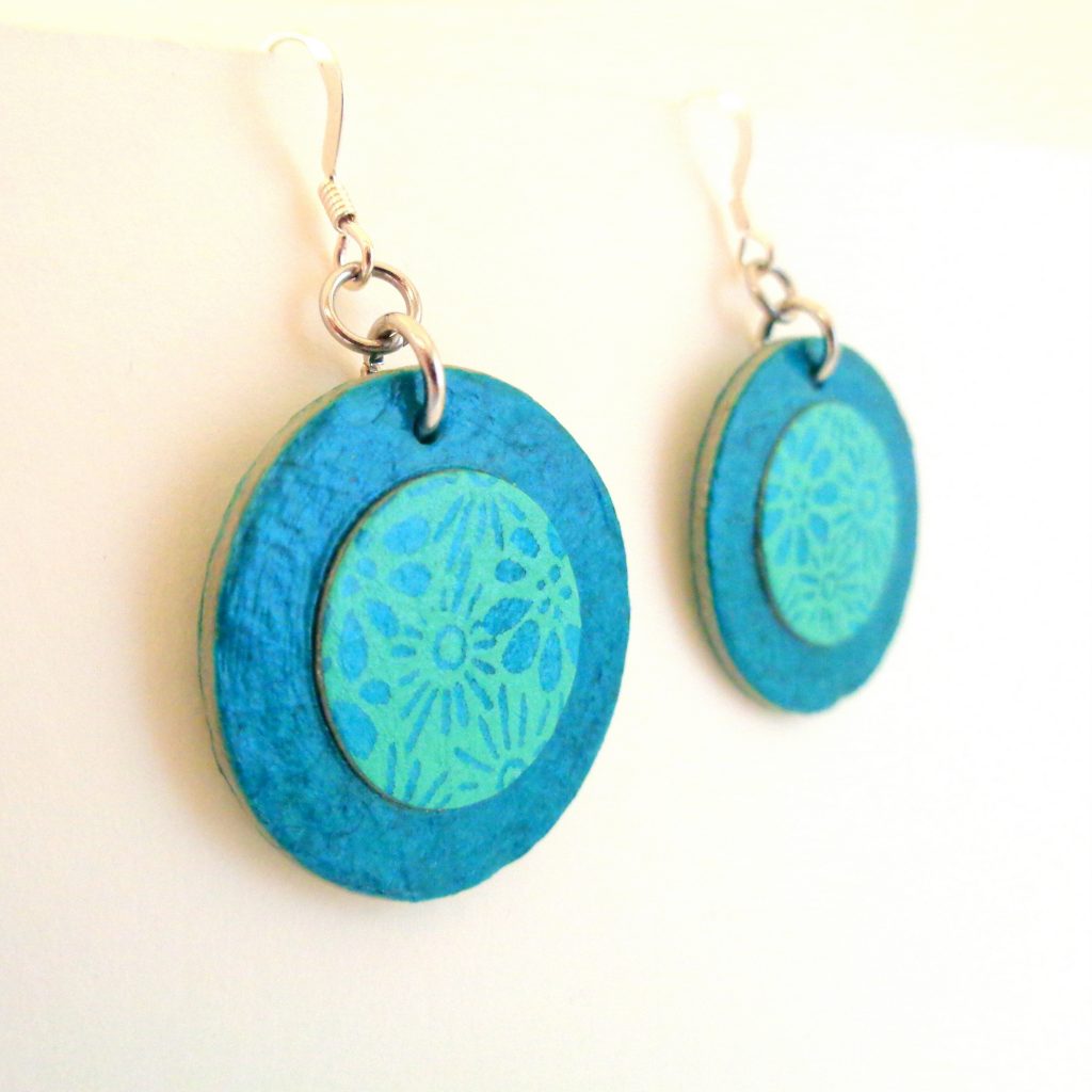 Boucles d'oreille en carton - Petites Rondes X2 - Bleu cyan/Fleurs bleues - Argent 925