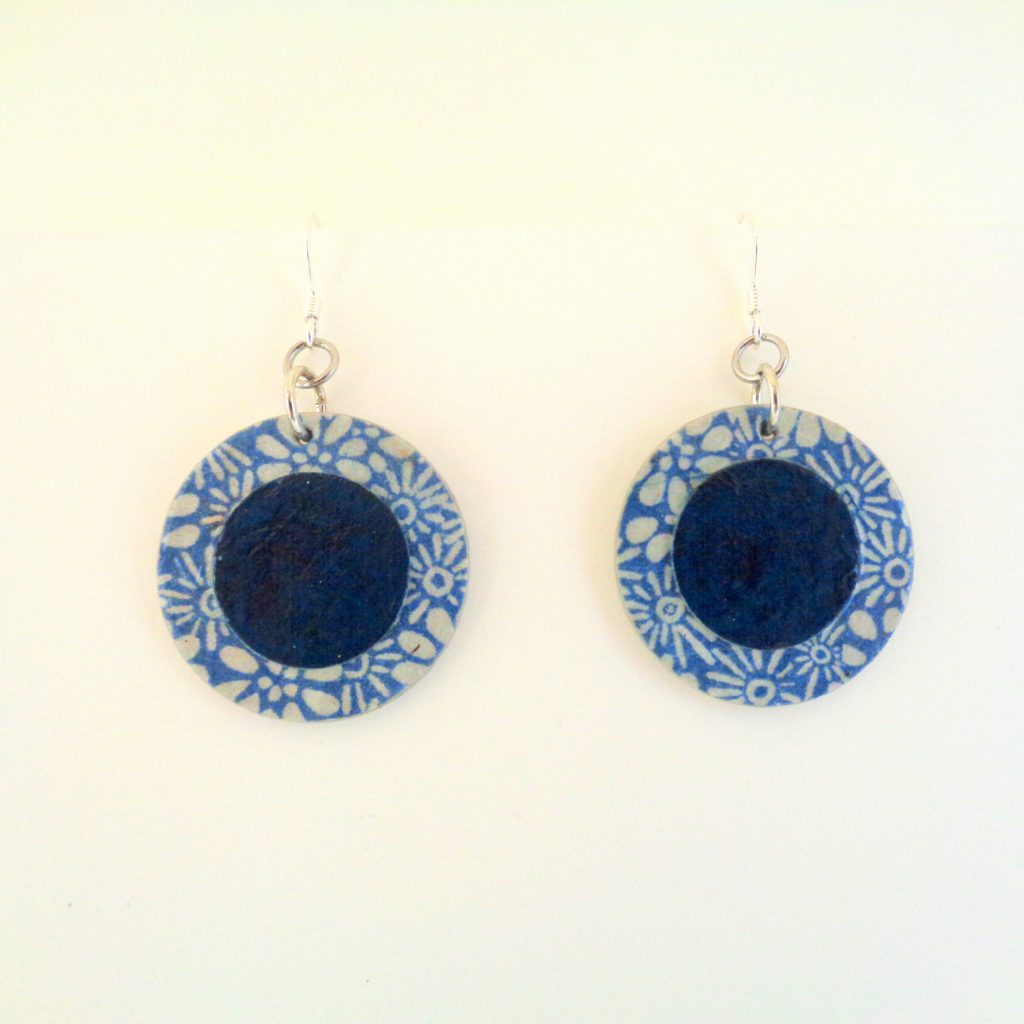 Boucles d'oreille en carton - Petites Rondes X2 - Fleurs bleu porcelaine/Bleu outremer - Argent 925