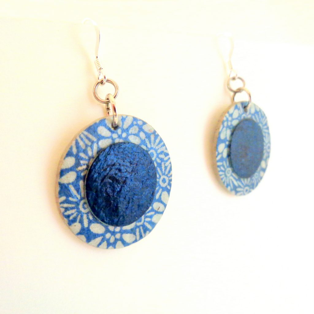 Boucles d'oreille en carton - Petites Rondes X2 - Fleurs bleu porcelaine/Bleu outremer - Argent 925