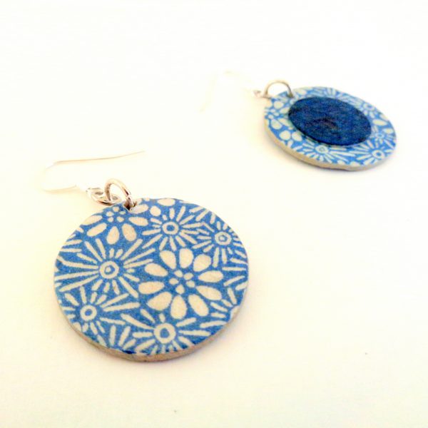 Boucles d'oreille en carton - Petites Rondes X2 - Fleurs bleu porcelaine/Bleu outremer - Argent 925