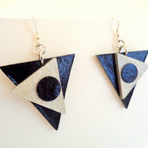 Boucles d'oreille en carton - Triangles décalés - Noir/Blanc - Argent 925 – Image 2