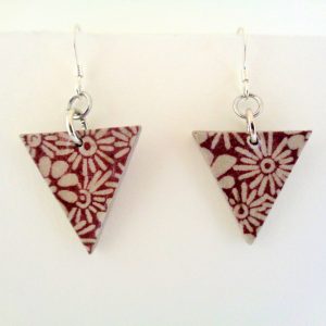 Boucles d'oreille en carton - Petit triangle - Fleurs bordeaux - Argent 925 – Image 2