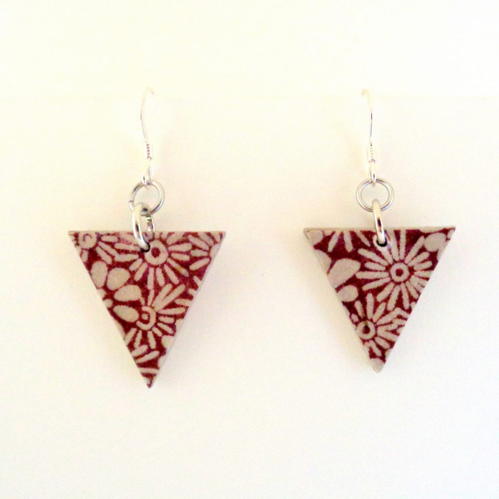 Boucles d'oreille en carton - Petit triangle - Fleurs bordeaux - Argent 925