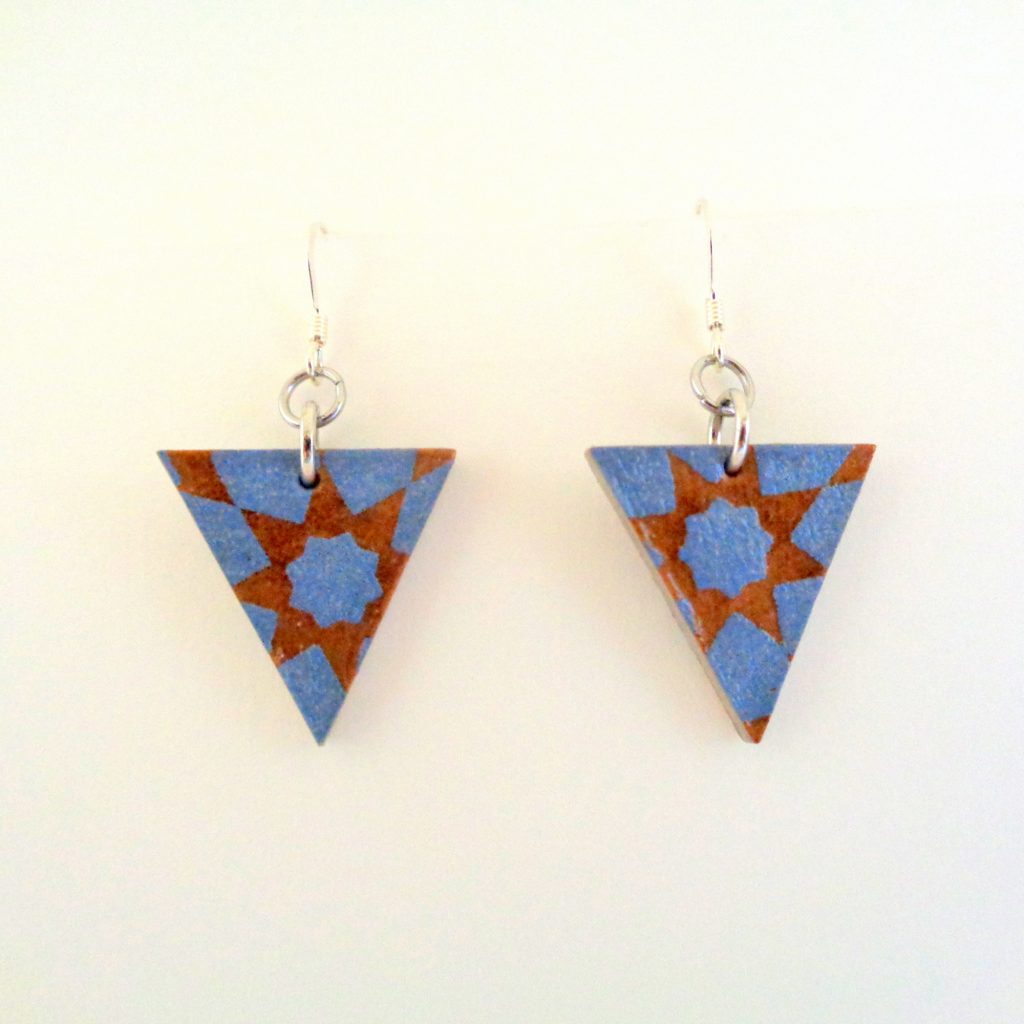 Boucles d'oreille en carton - Petit triangle - Bleu étoilé - Argent 925