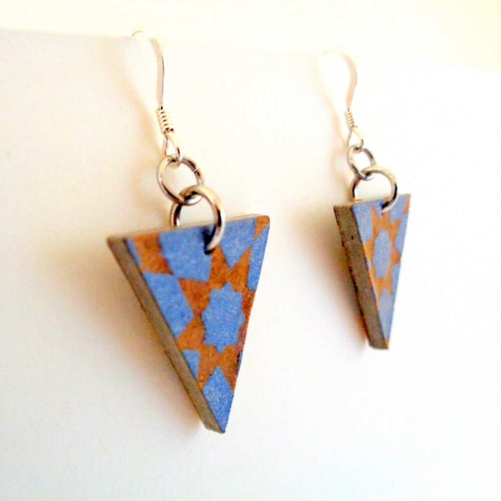 Boucles d'oreille en carton - Petit triangle - Bleu étoilé - Argent 925