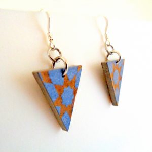 Boucles d'oreille en carton - Petit triangle - Bleu étoilé - Argent 925 – Image 2