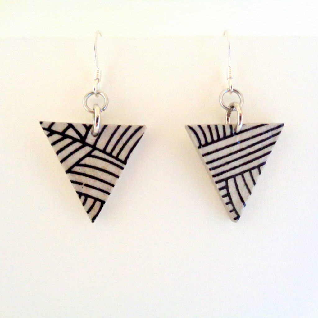 Boucles d'oreille en carton - Petit triangle - Blanc noeuds - Argent 925