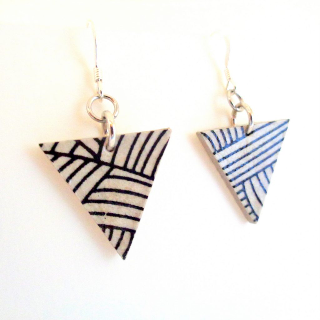 Boucles d'oreille en carton - Petit triangle - Blanc noeuds - Argent 925