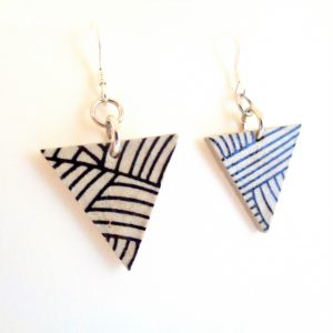 Boucles d'oreille en carton - Petit triangle - Blanc noeuds - Argent 925 – Image 2