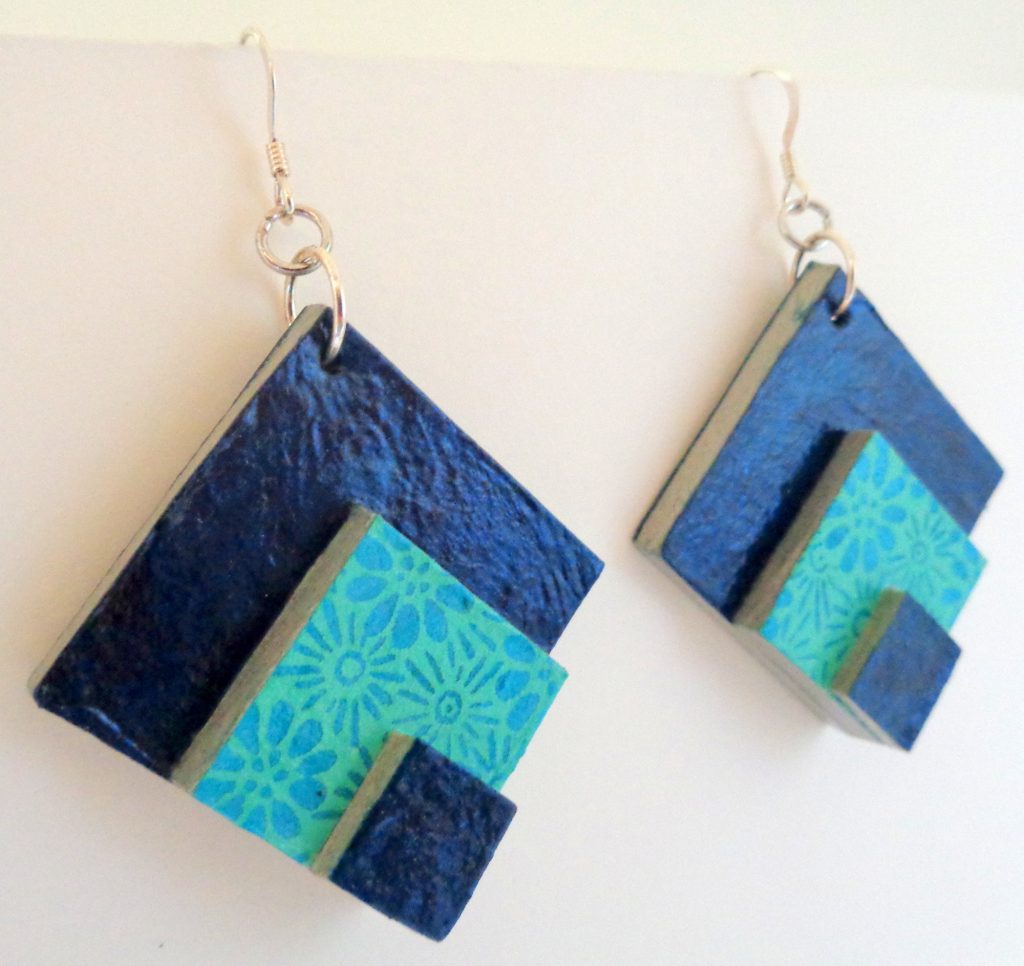 Boucles d'oreille en carton - grand losange - Bleu outremer/Fleurs bleues - Argent 925