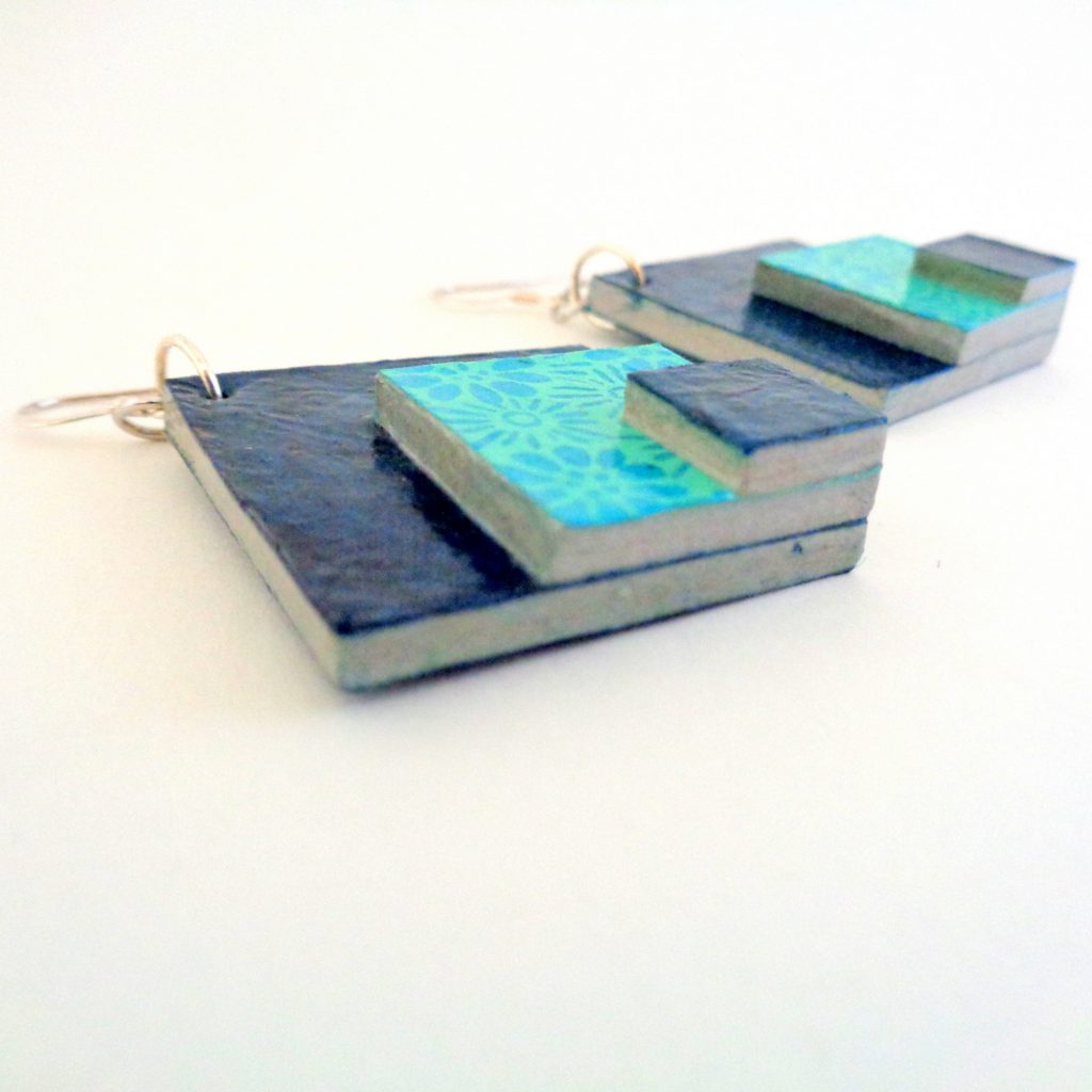 Boucles d'oreille en carton - grand losange - Bleu outremer/Fleurs bleues - Argent 925