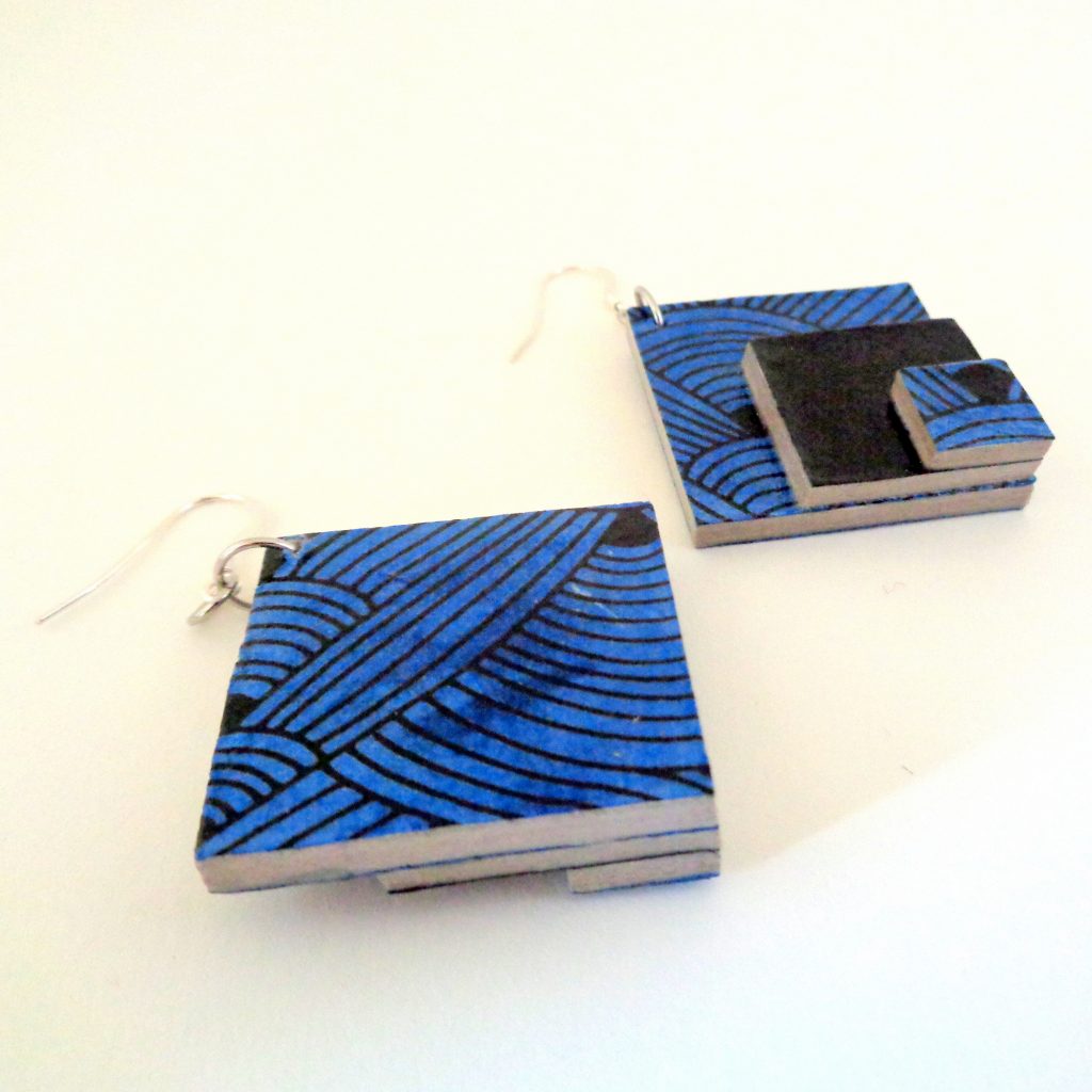 Boucles d'oreille en carton - grand losange - Bleu noeuds/Noir - Argent 925