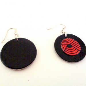 Boucles d'oreille en carton - Petites Rondes X2 - Noir/Rouge Nœuds - Argent 925 – Image 2