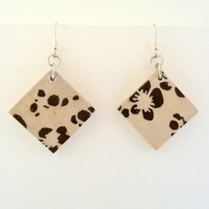 Boucles d'oreille en carton - Petit carré - Blanc fleurs marron - Argent 925