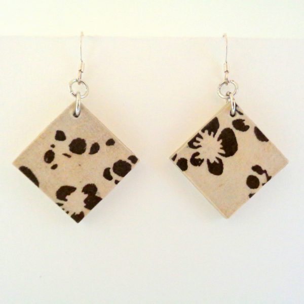 Boucles d'oreille en carton - Petit carré - Blanc fleurs marron - Argent 925