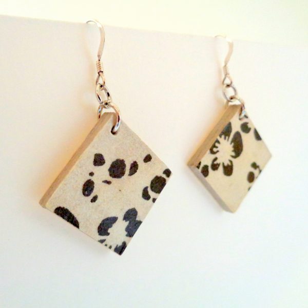 Boucles d'oreille en carton - Petit carré - Blanc fleurs marron - Argent 925