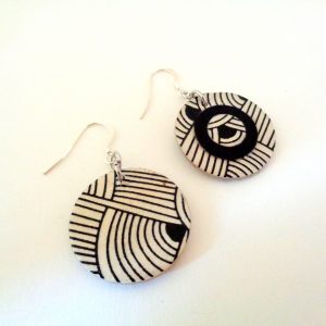 Boucles d'oreille en carton - Petites rondes X3 - Blanc Nœuds/Noir - Argent 925 – Image 3