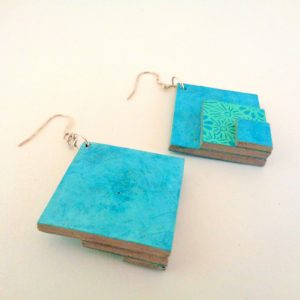 Boucles d'oreille en carton - grand losange - Bleu turquoise/Fleurs bleues - Argent 925 – Image 2