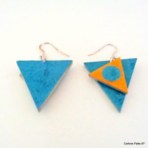 Boucles d'oreille en carton - Triangles décalés - Bleu turquoise/Jaune ocre - Argent 925 – Image 3