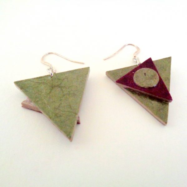 Boucles d'oreille en carton - Triangles décalés - Vert olive/Bordeaux - Argent 925