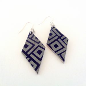 Boucles d'oreille en carton - Losange - Bleu géo - Argent 925 – Image 3