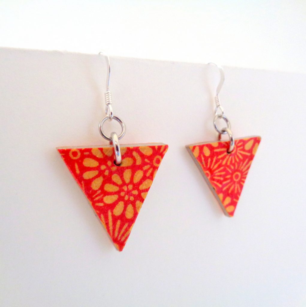 Boucles d'oreille en carton - Petit triangle - Fleurs orange - Argent 925