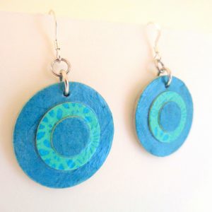 Boucles d'oreille en carton - Petites rondes X3 - Bleu turquoise/Fleurs bleu - Argent 925 – Image 2