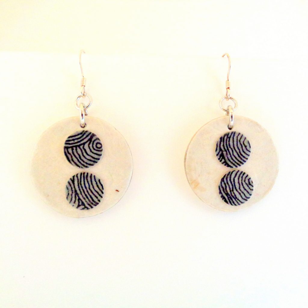 Boucles d'oreille en carton - Petites gouttes - Blanc/Cercles gris - Argent 925