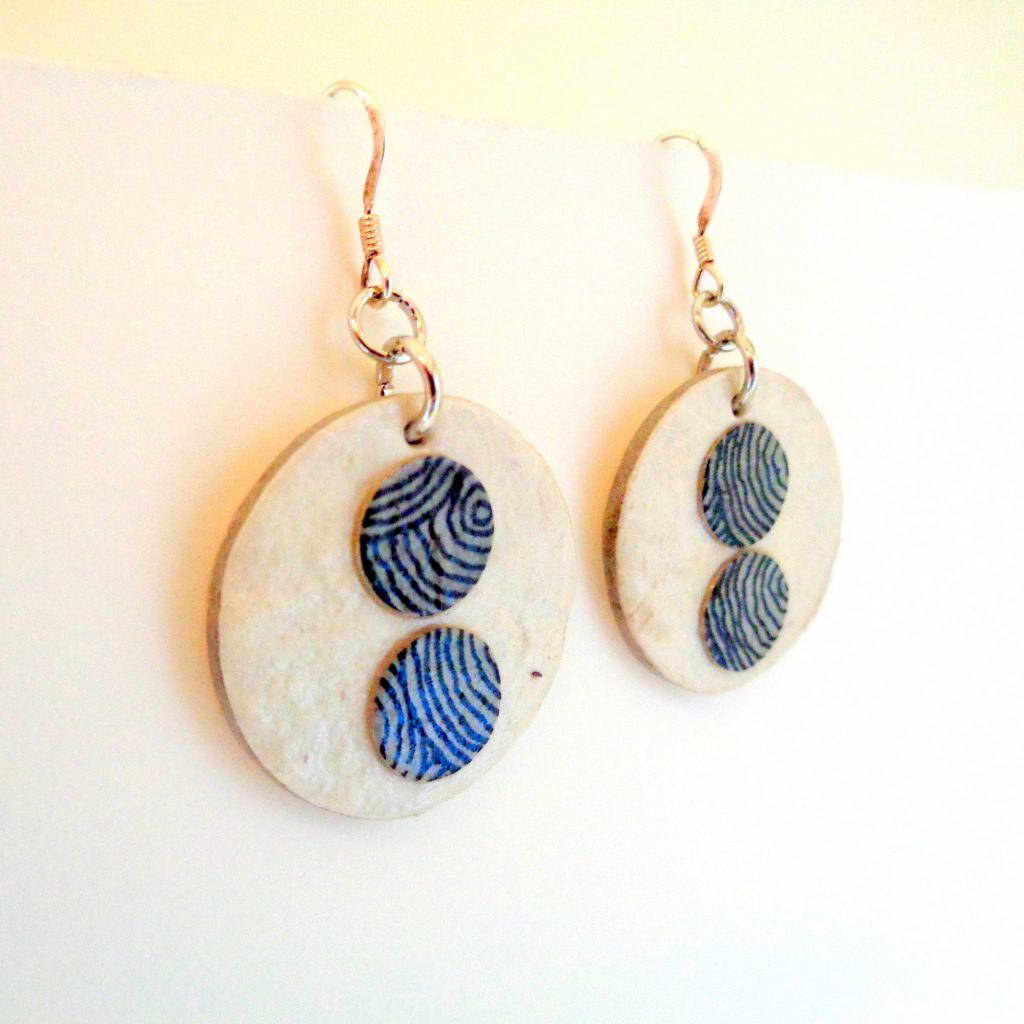 Boucles d'oreille en carton - Petites gouttes - Blanc/Cercles gris - Argent 925