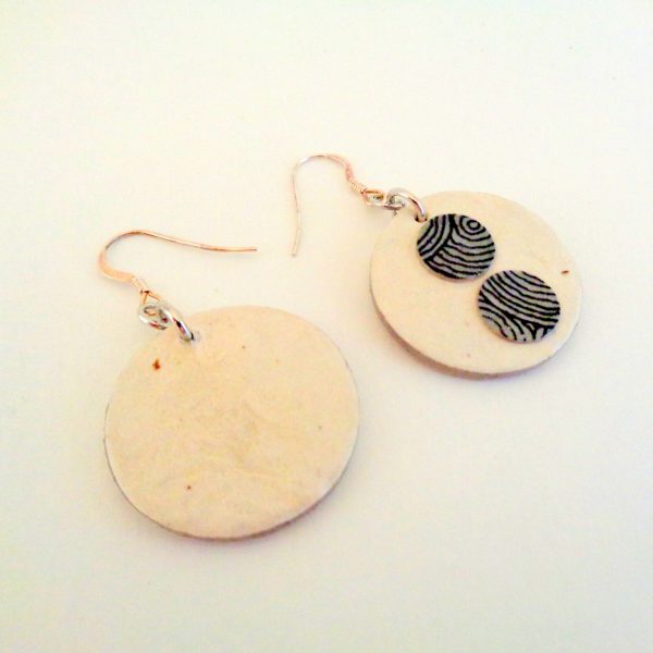 Boucles d'oreille en carton - Petites gouttes - Blanc/Cercles gris - Argent 925