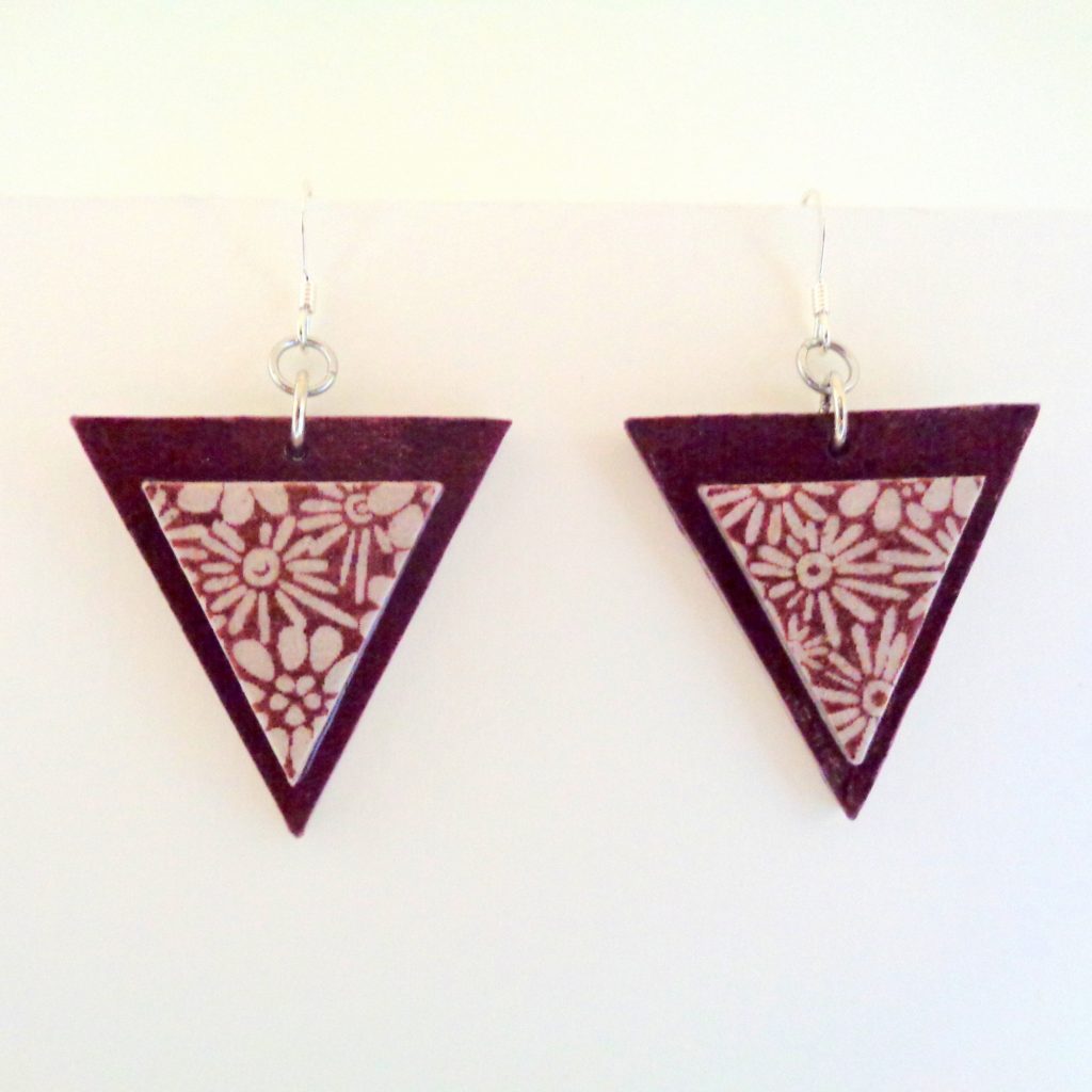 Boucles d'oreille en carton - Triangle - Bordeaux/Fleurs bordeaux - Argent 925