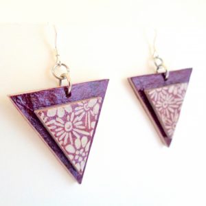 Boucles d'oreille en carton - Triangle - Bordeaux/Fleurs bordeaux - Argent 925 – Image 2