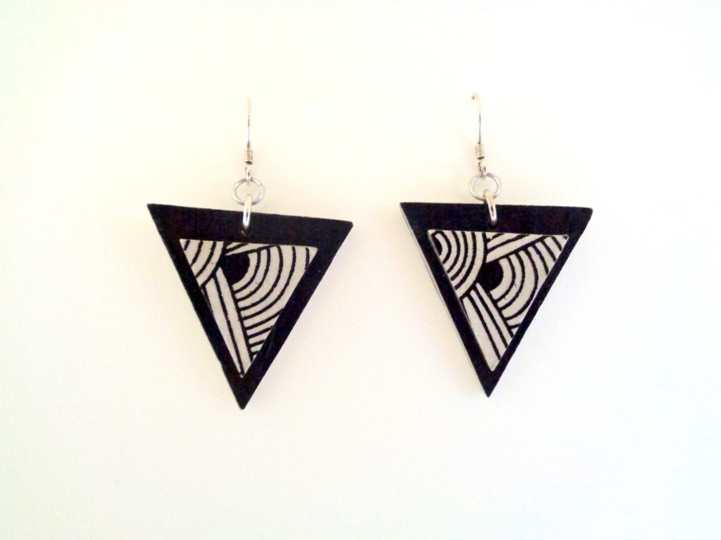 Boucles d'oreille en carton - Triangle - Noir/"Blanc noeuds" - Argent 925
