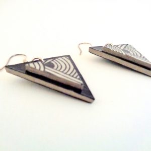 Boucles d'oreille en carton - Triangle - Noir/"Blanc noeuds" - Argent 925 – Image 3