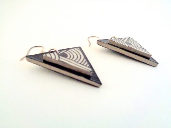 Boucles d'oreille en carton - Triangle - Noir/"Blanc noeuds" - Argent 925