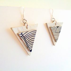Boucles d'oreille en carton - Triangle - Blanc/Blanc noeuds - Argent 925 – Image 2