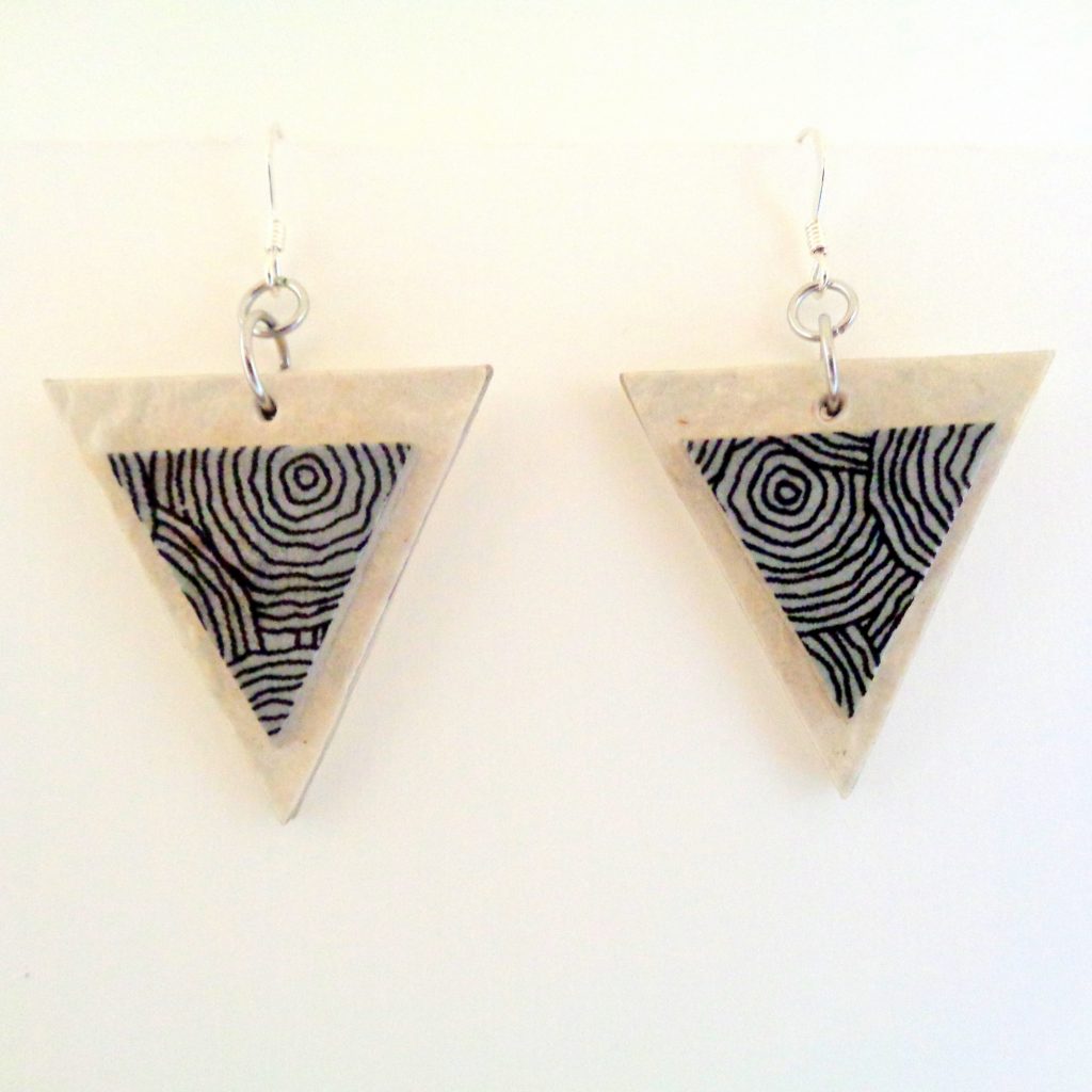 Boucles d'oreille en carton - Triangle - Blanc/Cercles gris - Argent 925