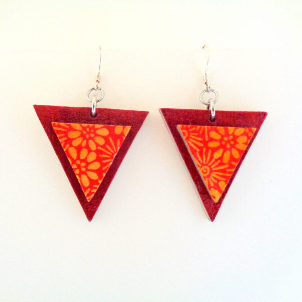 Boucles d'oreille en carton - Triangle - Rouge carmin/Fleurs orange - Argent 925