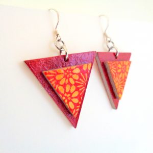 Boucles d'oreille en carton - Triangle - Rouge carmin/Fleurs orange - Argent 925 – Image 3