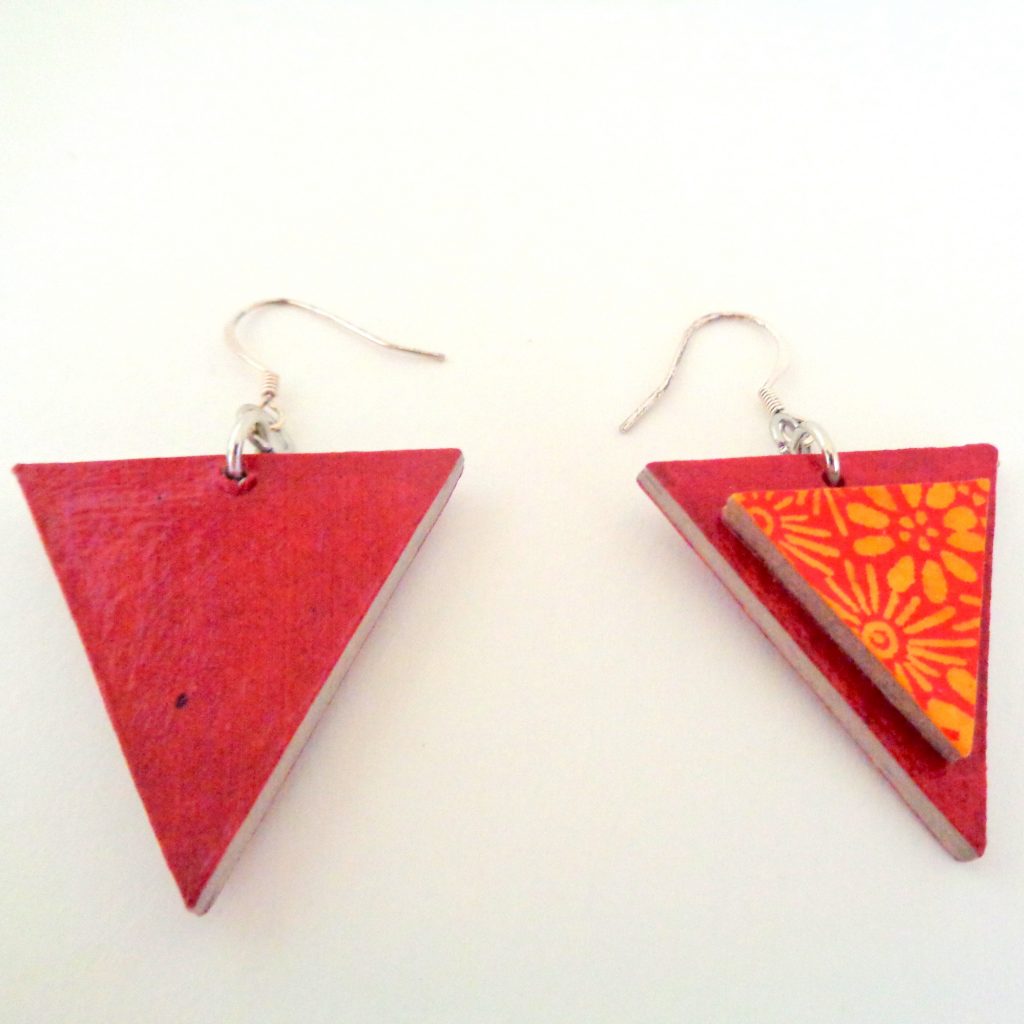 Boucles d'oreille en carton - Triangle - Rouge carmin/Fleurs orange - Argent 925